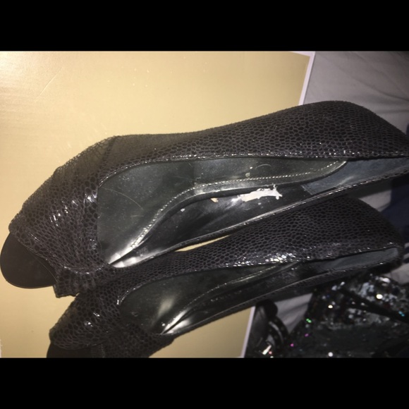 Black embossed looking heels - Picture 2 of 2